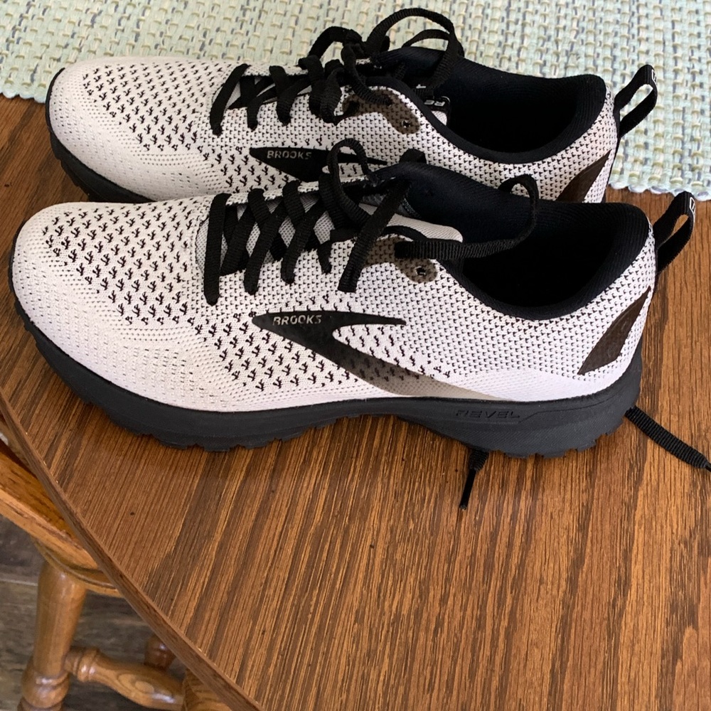 Brooks revel 4 sneakers
